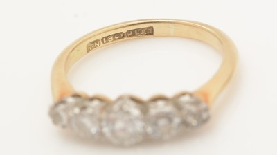 Lot 438 - A five stone diamond ring