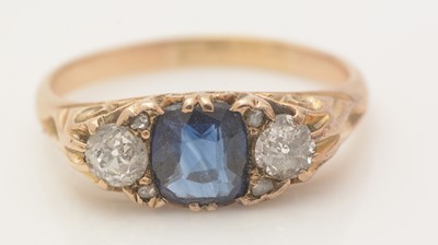 Lot 440 - A sapphire and diamond ring