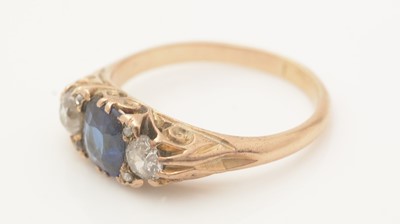 Lot 440 - A sapphire and diamond ring