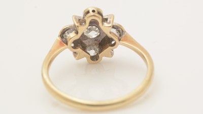 Lot 442 - A diamond dress ring