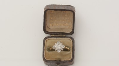Lot 442 - A diamond dress ring