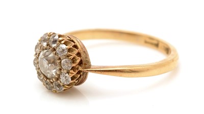 Lot 444 - A diamond cluster ring