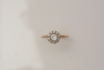 Lot 444 - A diamond cluster ring