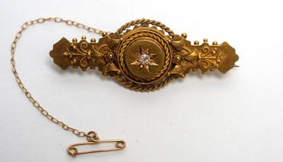Lot 113 - An Edwardian 9ct yellow gold and diamond brooch