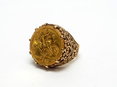 Lot 167 - An Edward VII gold half sovereign ring