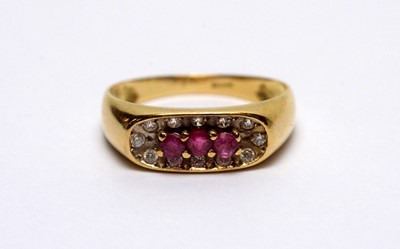 Lot 189 - A ruby and diamond ring