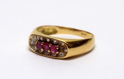 Lot 189 - A ruby and diamond ring