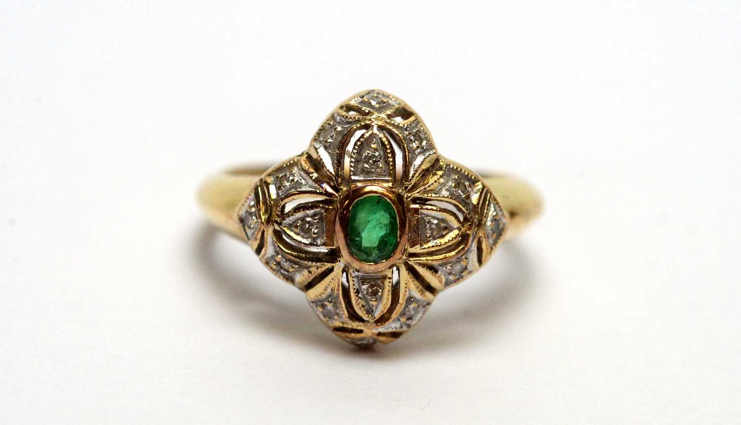 Lot 190 - An emerald and diamond ring