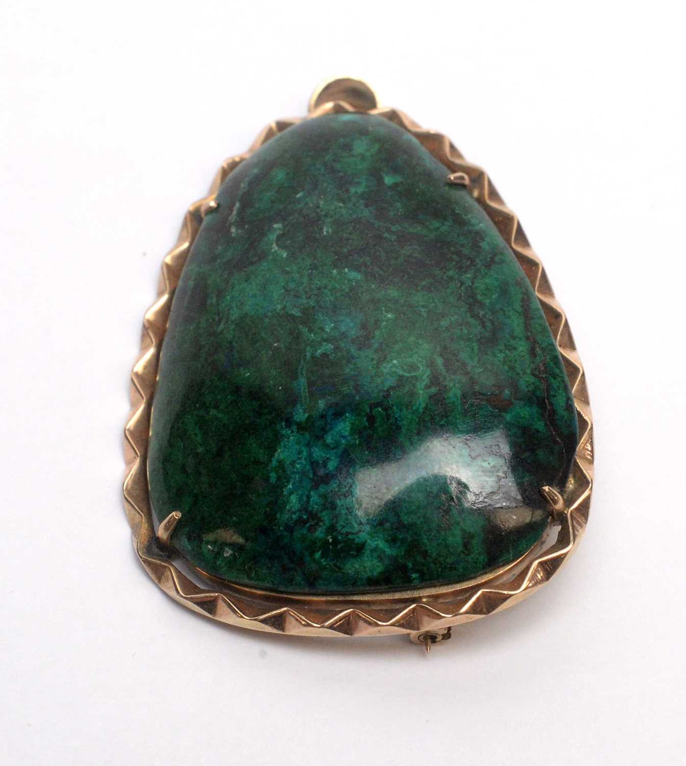 Lot 101 - A green-stone and gold brooch