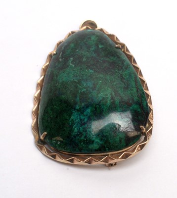 Lot 101 - A green-stone and gold brooch