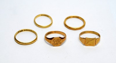 Lot 151 - Five gold rings