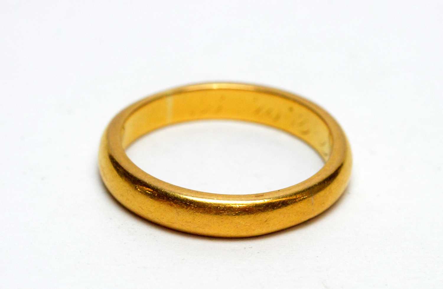 Lot 168 - A 22ct yellow gold wedding band