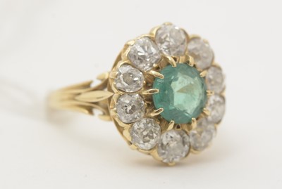 Lot 448 - An emerald and diamond cluster ring