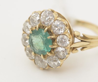 Lot 448 - An emerald and diamond cluster ring