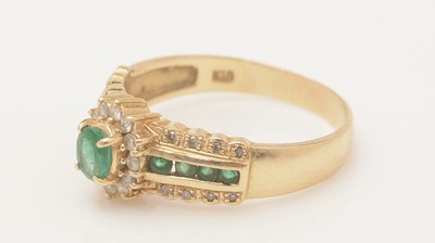 Lot 451 - An emerald and diamond ring
