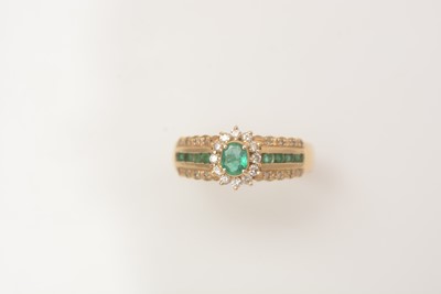 Lot 451 - An emerald and diamond ring