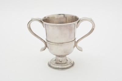 Lot 582 - A George III silver two-handled loving cup, by John Langlands I