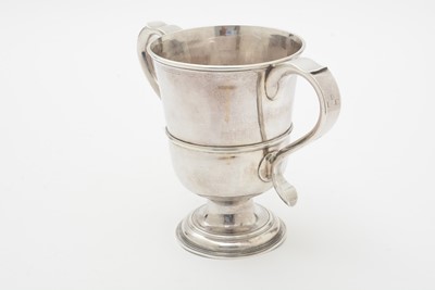 Lot 582 - A George III silver two-handled loving cup, by John Langlands I