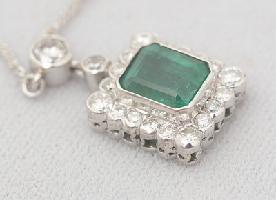 Lot 457 - An emerald and diamond cluster pendant