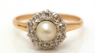 Lot 465 - A pearl and diamond cluster ring