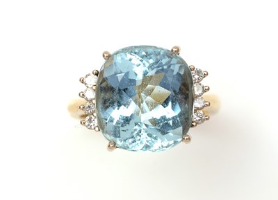 Lot 347 - An aquamarine and diamond ring