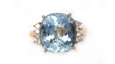 Lot 347 - An aquamarine and diamond ring
