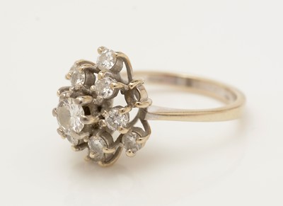 Lot 349 - A diamond cluster ring