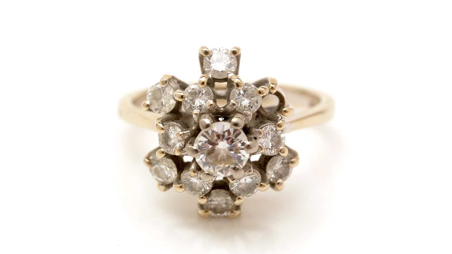 Lot 349 - A diamond cluster ring