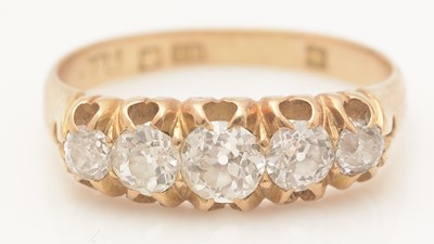 Lot 466 - A five stone diamond ring