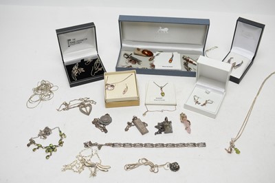 Lot 136 - A selection of silver and other jewellery