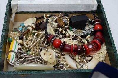 Lot 144 - A selection of silver and other jewellery