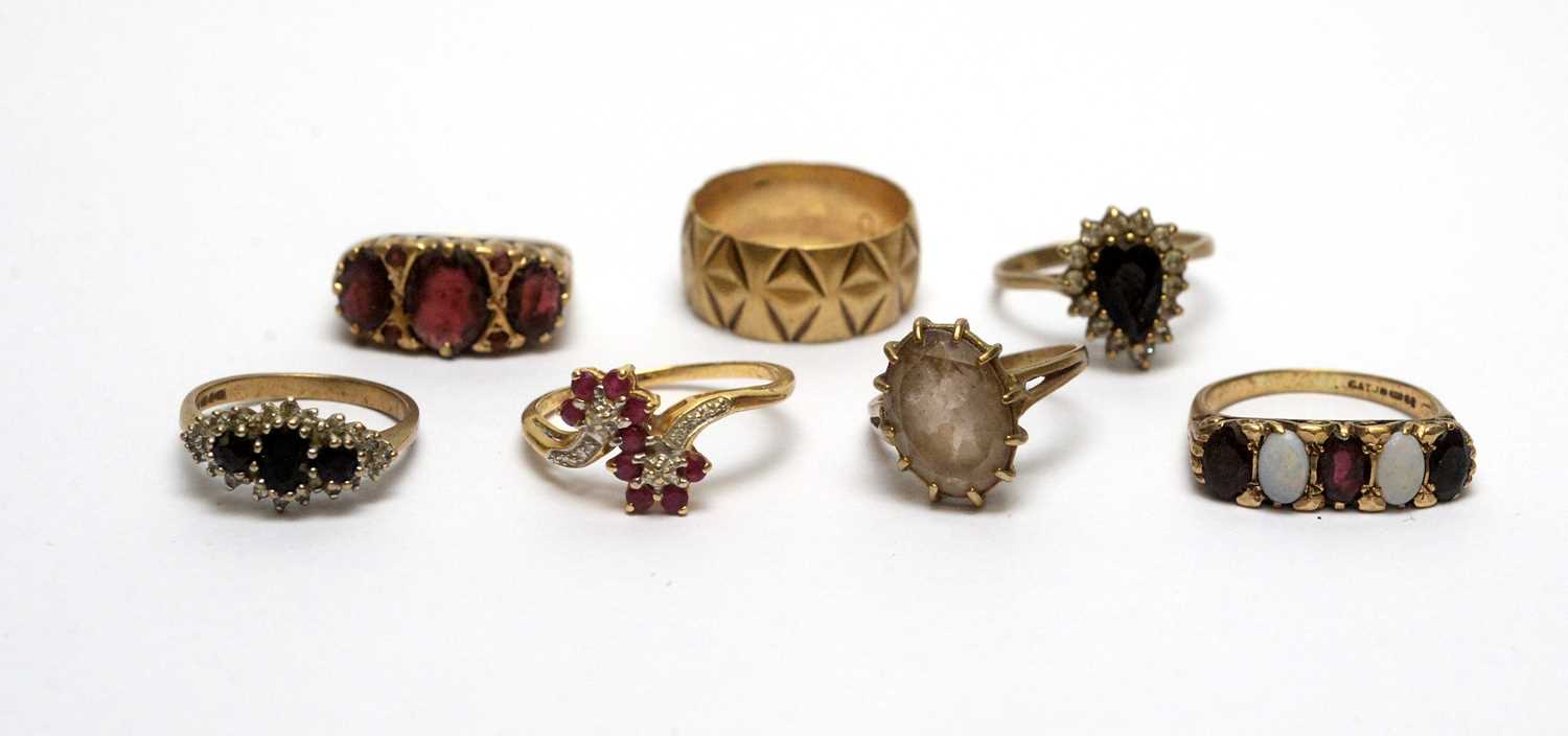 Lot 186 - A selection of gold and gem-set rings