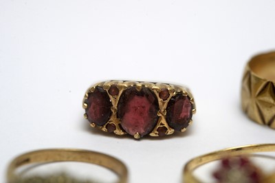 Lot 186 - A selection of gold and gem-set rings