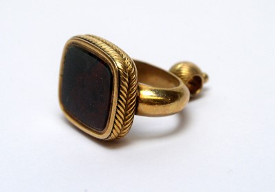Lot 174 - A 19th Century 9ct yellow gold fob seal with bloodstone matrix