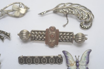 Lot 129 - A selection of silver and other brooches