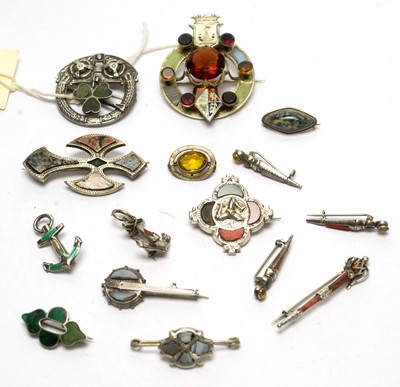 Lot 141 - A selection of Scottish hardstone agate set brooches