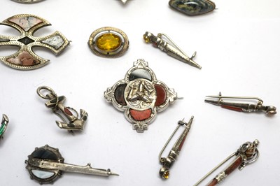 Lot 141 - A selection of Scottish hardstone agate set brooches
