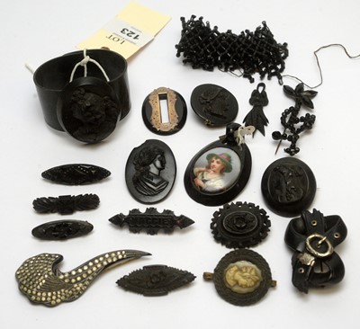 Lot 123 - A selection of jet jewellery