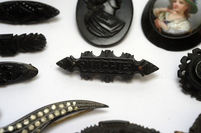 Lot 123 - A selection of jet jewellery