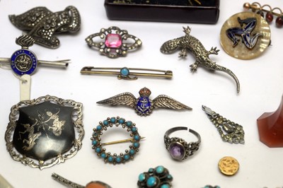 Lot 119 - A selection of costume jewellery