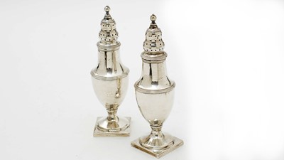 Lot 602 - A pair of George III silver pepperettes, by James Mince