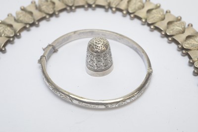 Lot 104 - Silver jewellery and other items