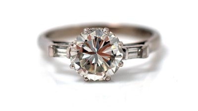 Lot 468 - A solitaire diamond ring