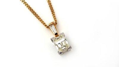 Lot 472 - A diamond pendant