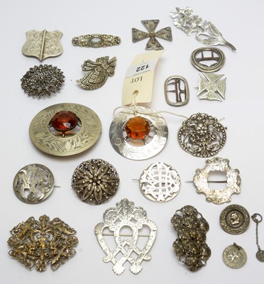 Lot 122 - A selection of metal and silver coloured metal brooches