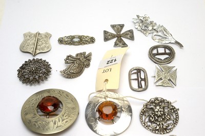 Lot 122 - A selection of metal and silver coloured metal brooches
