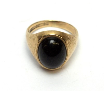 Lot 172 - An onyx cabochon and 9ct yellow gold ring