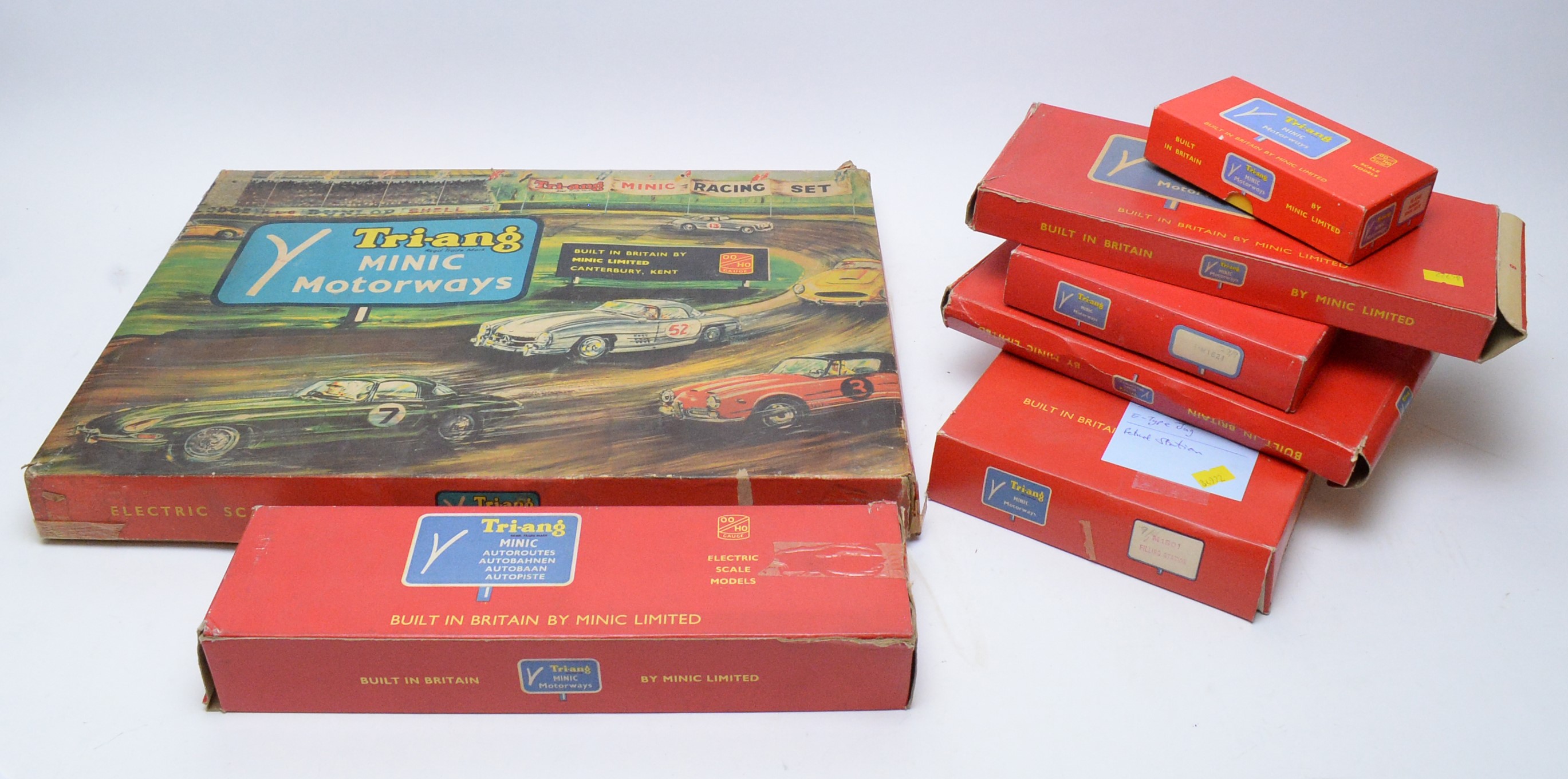Lot 34 - Tri-ang Minic Motorways 00/H0 gauge set