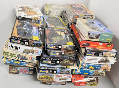 Lot 293 - Military scale model kits