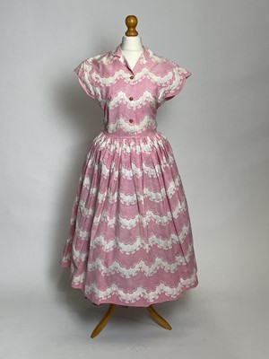 Lot 829 - A late 1940s Horrockses printed cotton day dress | in a stylised scalloped lace pattern on pink